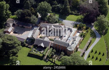 Vue aérienne d'une grande maison individuelle privée dans le domaine du village de Sharow, Ripon, North Yorkshire Banque D'Images