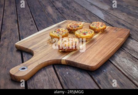 quiche fraîche sur une planche à découper en bois Banque D'Images