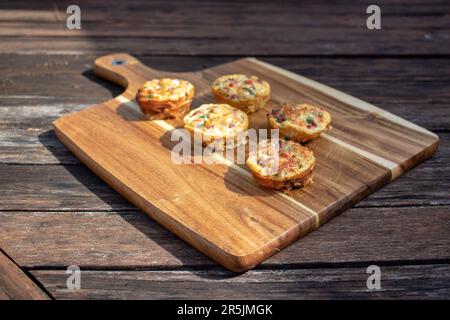 quiche fraîche sur une planche à découper en bois Banque D'Images