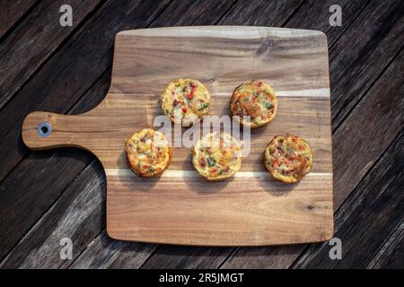 quiche fraîche sur une planche à découper en bois Banque D'Images