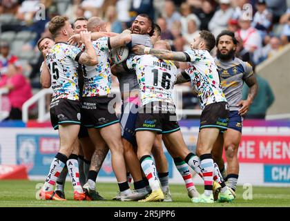 David Fifita (au centre) de Wakefield Trinity et Ben Reynolds (à gauche) de Leigh Leopards ont une altercation pendant le match de la Super League de Betfred à St. Parc James, Newcastle upon Tyne. Date de la photo: Dimanche 4 juin 2023. Banque D'Images