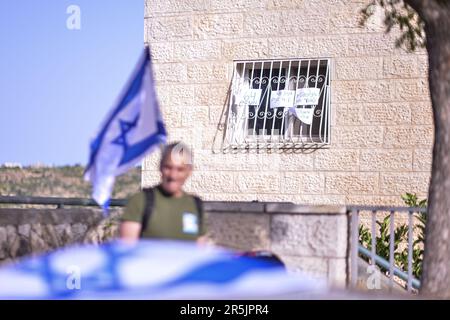 Israël. 01st juin 2023. Des signes pendus de la fenêtre des voisins de Moshe Koppel, président du Forum politique de Kohelet, lors d'une protestation contre la révision judiciaire devant la maison de Koppel dans la colonie juive occupée de Cisjordanie d'Efrat. Les signes indiquent : « les anarchistes qui enfreindre la loi, nous sommes ici pendant quatre ans, 64 mandats, un gouvernement est changé aux urnes ». Efrat, Israël. 01 juin 2023. (Matan Golan/Sipa USA). Credit: SIPA USA/Alay Live News Banque D'Images