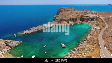 Vue aérienne photo bourdon Saint Paul bay près du village de Lindos, Rhodes, Dodécanèse, Grèce. Panorama ensoleillé avec lagon et bleu clair wat Banque D'Images