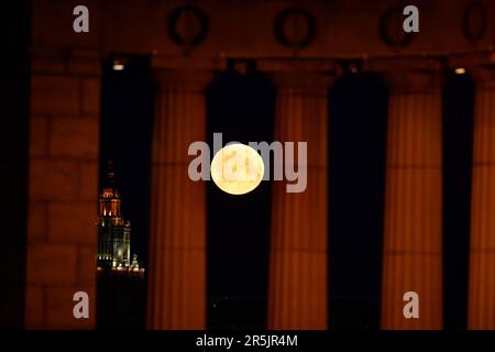 Moscou, Russie. 4th juin 2023. Une pleine lune est vue entre les colonnes sur un pont à Moscou, en Russie, sur 4 juin 2023. Credit: Alexander Zemlianichenko Jr/Xinhua/Alay Live News Banque D'Images