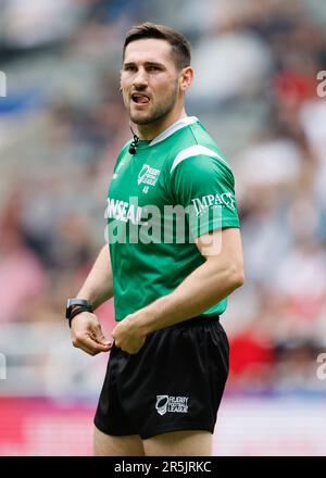 L'arbitre Aaron Moore regarde pendant le match de la Super League de Betfred à St. Parc James, Newcastle upon Tyne. Date de la photo: Dimanche 4 juin 2023. Banque D'Images