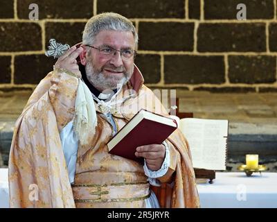 Le prêtre principal Abraham Firat a vu prêcher pendant le rituel à l'église de Diyarbak?r Surp Hovsep. À l'église catholique arménienne Surp Hovsep, Qui a été lourdement endommagé par les affrontements entre les militants armés du PKK kurde et les forces de sécurité turques dans le centre de Diyarbakir en 2015 et réparé à la suite d'une restauration de 4 ans, le deuxième rituel des 100 dernières années après le premier rituel de 2021. Très peu d'Arméniens venus d'Istanbul et qui vivaient à Diyarbakir ont assisté à la cérémonie. Le rituel a été mené par le prêtre principal Abraham Firat et le subordonné Deacon Jan Acemoglu, qui ont été ordonnés d'IS Banque D'Images