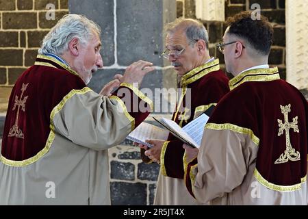 Le diacre subalterne Jan Acemoglu (L) et ses deux amis sont vus récitant des hymnes pendant le rituel à l'église de Diyarbak?r Surp Hovsep. À l'église catholique arménienne Surp Hovsep, Qui a été lourdement endommagé par les affrontements entre les militants armés du PKK kurde et les forces de sécurité turques dans le centre de Diyarbakir en 2015 et réparé à la suite d'une restauration de 4 ans, le deuxième rituel des 100 dernières années après le premier rituel de 2021. Très peu d'Arméniens venus d'Istanbul et qui vivaient à Diyarbakir ont assisté à la cérémonie. Le rituel était dirigé par le prêtre principal Abraham Firat et le subordonné Deacon Ja Banque D'Images