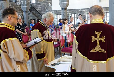 Le subordonné Deacon Jan Acemoglu (M) et ses deux amis sont vus récitant des hymnes pendant le rituel à l'église de Diyarbak?r Surp Hovsep. À l'église catholique arménienne Surp Hovsep, Qui a été lourdement endommagé par les affrontements entre les militants armés du PKK kurde et les forces de sécurité turques dans le centre de Diyarbakir en 2015 et réparé à la suite d'une restauration de 4 ans, le deuxième rituel des 100 dernières années après le premier rituel de 2021. Très peu d'Arméniens venus d'Istanbul et qui vivaient à Diyarbakir ont assisté à la cérémonie. Le rituel était dirigé par le prêtre principal Abraham Firat et le subordonné Deacon Ja Banque D'Images