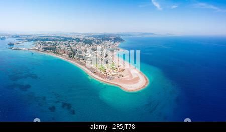 Mer et plage d'Elli, Rhodes, Dodécanèse, Grèce, Europe. Voyage d'été Banque D'Images