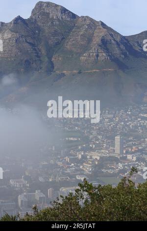 Composition veritale de Devils Peak et DISA Park photographiée en mai 2023, Cape Town Afrique du Sud. Banque D'Images