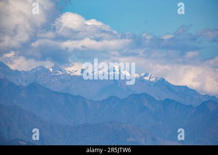 Vue sur la chaîne de montagnes de l'Himalaya depuis le col de Dochula, au Bhoutan. Banque D'Images