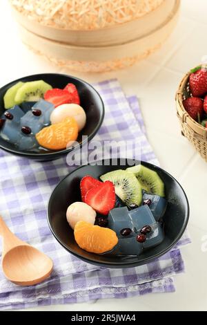 Anmitsu Japanese Sweet Dessert avec gelée de cantine Agar, mélanger les fruits et les haricots rouges Banque D'Images