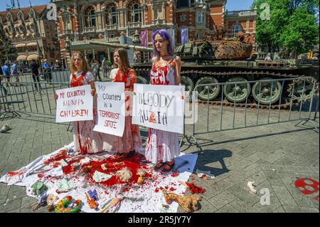 Leidseplein, Amsterdam, pays-Bas. Samedi 3rd juin 2023. Récemment, ce char russe est apparu dans le centre d'Amsterdam. Les organisateurs du groupe d'action voulaient rappeler aux gens la fragilité de la démocratie. Au cours des derniers jours, le char a attiré l'attention des groupes pro-russes et des pacifistes, a apporté des fleurs et les a placées sur et autour de l'exposition. Le groupe féministe de résistance anti-guerre a dit: «Nous voulons rappeler que ce char est le fusil utilisé pour tuer des civils. Credit: Charles M Vella/Alay Live News Banque D'Images