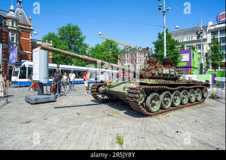 Leidseplein, Amsterdam, pays-Bas. Samedi 3rd juin 2023. Récemment, ce char russe est apparu dans le centre d'Amsterdam. Les organisateurs du groupe d'action voulaient rappeler aux gens la fragilité de la démocratie. Au cours des derniers jours, le char a attiré l'attention des groupes pro-russes et des pacifistes, a apporté des fleurs et les a placées sur et autour de l'exposition. Le groupe féministe de résistance anti-guerre a dit: «Nous voulons rappeler que ce char est le fusil utilisé pour tuer des civils. Credit: Charles M Vella/Alay Live News Banque D'Images