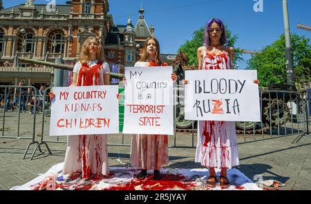 Leidseplein, Amsterdam, pays-Bas. Samedi 3rd juin 2023. Récemment, ce char russe est apparu dans le centre d'Amsterdam. Les organisateurs du groupe d'action voulaient rappeler aux gens la fragilité de la démocratie. Au cours des derniers jours, le char a attiré l'attention des groupes pro-russes et des pacifistes, a apporté des fleurs et les a placées sur et autour de l'exposition. Le groupe féministe de résistance anti-guerre a dit: «Nous voulons rappeler que ce char est le fusil utilisé pour tuer des civils. Credit: Charles M Vella/Alay Live News Banque D'Images