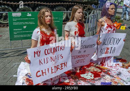 Leidseplein, Amsterdam, pays-Bas. Samedi 3rd juin 2023. Récemment, ce char russe est apparu dans le centre d'Amsterdam. Les organisateurs du groupe d'action voulaient rappeler aux gens la fragilité de la démocratie. Au cours des derniers jours, le char a attiré l'attention des groupes pro-russes et des pacifistes, a apporté des fleurs et les a placées sur et autour de l'exposition. Le groupe féministe de résistance anti-guerre a dit: «Nous voulons rappeler que ce char est le fusil utilisé pour tuer des civils. Credit: Charles M Vella/Alay Live News Banque D'Images