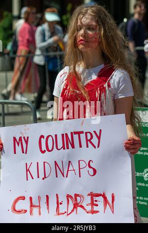 Leidseplein, Amsterdam, pays-Bas. Samedi 3rd juin 2023. Récemment, ce char russe est apparu dans le centre d'Amsterdam. Les organisateurs du groupe d'action voulaient rappeler aux gens la fragilité de la démocratie. Au cours des derniers jours, le char a attiré l'attention des groupes pro-russes et des pacifistes, a apporté des fleurs et les a placées sur et autour de l'exposition. Le groupe féministe de résistance anti-guerre a dit: «Nous voulons rappeler que ce char est le fusil utilisé pour tuer des civils. Credit: Charles M Vella/Alay Live News Banque D'Images