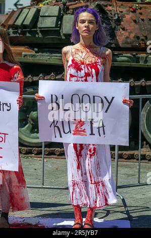 Leidseplein, Amsterdam, pays-Bas. Samedi 3rd juin 2023. Récemment, ce char russe est apparu dans le centre d'Amsterdam. Les organisateurs du groupe d'action voulaient rappeler aux gens la fragilité de la démocratie. Au cours des derniers jours, le char a attiré l'attention des groupes pro-russes et des pacifistes, a apporté des fleurs et les a placées sur et autour de l'exposition. Le groupe féministe de résistance anti-guerre a dit: «Nous voulons rappeler que ce char est le fusil utilisé pour tuer des civils. Credit: Charles M Vella/Alay Live News Banque D'Images