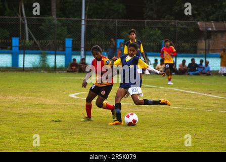 2 juin 2023, Tehatta, Bengale occidental, Inde : l'équipe féminine du club de football du Bengale oriental bat l'équipe féminine du club de football de Sreebhumi par 5-0 buts et remporte le premier bouclier IFA féminin inaugural au stade Harichand Guruchand à Betai, Tehatta. Le club de football du Bengale oriental est l'un des plus anciens clubs de l'Inde. À la fin du match, les joueurs de l'équipe et les supporters de l'équipe championne du Club Bengale oriental ont applaudi avec enthousiasme. L'IFA Shield est l'un des plus anciens tournois de football au monde qui a débuté en 1893. (Credit image: © Soumyabrata Roy/Pacific Press via ZUMA Press Wire) USAGE ÉDITORIAL SEULEMENT! N Banque D'Images