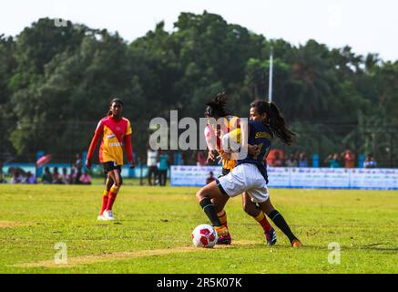 2 juin 2023, Tehatta, Bengale occidental, Inde : l'équipe féminine du club de football du Bengale oriental bat l'équipe féminine du club de football de Sreebhumi par 5-0 buts et remporte le premier bouclier IFA féminin inaugural au stade Harichand Guruchand à Betai, Tehatta. Le club de football du Bengale oriental est l'un des plus anciens clubs de l'Inde. À la fin du match, les joueurs de l'équipe et les supporters de l'équipe championne du Club Bengale oriental ont applaudi avec enthousiasme. L'IFA Shield est l'un des plus anciens tournois de football au monde qui a débuté en 1893. (Credit image: © Soumyabrata Roy/Pacific Press via ZUMA Press Wire) USAGE ÉDITORIAL SEULEMENT! N Banque D'Images