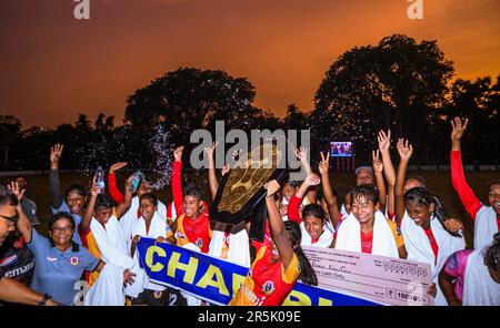 2 juin 2023, Tehatta, Bengale occidental, Inde : l'équipe féminine du club de football du Bengale oriental bat l'équipe féminine du club de football de Sreebhumi par 5-0 buts et remporte le premier bouclier IFA féminin inaugural au stade Harichand Guruchand à Betai, Tehatta. Le club de football du Bengale oriental est l'un des plus anciens clubs de l'Inde. À la fin du match, les joueurs de l'équipe et les supporters de l'équipe championne du Club Bengale oriental ont applaudi avec enthousiasme. L'IFA Shield est l'un des plus anciens tournois de football au monde qui a débuté en 1893. (Credit image: © Soumyabrata Roy/Pacific Press via ZUMA Press Wire) USAGE ÉDITORIAL SEULEMENT! N Banque D'Images