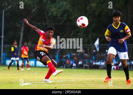 2 juin 2023, Tehatta, Bengale occidental, Inde : l'équipe féminine du club de football du Bengale oriental bat l'équipe féminine du club de football de Sreebhumi par 5-0 buts et remporte le premier bouclier IFA féminin inaugural au stade Harichand Guruchand à Betai, Tehatta. Le club de football du Bengale oriental est l'un des plus anciens clubs de l'Inde. À la fin du match, les joueurs de l'équipe et les supporters de l'équipe championne du Club Bengale oriental ont applaudi avec enthousiasme. L'IFA Shield est l'un des plus anciens tournois de football au monde qui a débuté en 1893. (Credit image: © Soumyabrata Roy/Pacific Press via ZUMA Press Wire) USAGE ÉDITORIAL SEULEMENT! N Banque D'Images