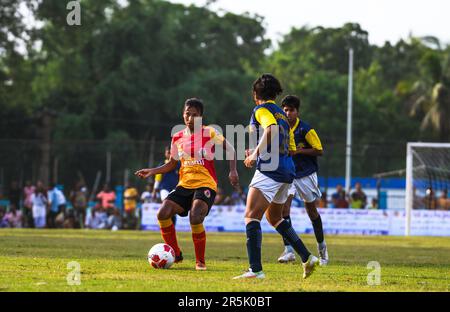 2 juin 2023, Tehatta, Bengale occidental, Inde : l'équipe féminine du club de football du Bengale oriental bat l'équipe féminine du club de football de Sreebhumi par 5-0 buts et remporte le premier bouclier IFA féminin inaugural au stade Harichand Guruchand à Betai, Tehatta. Le club de football du Bengale oriental est l'un des plus anciens clubs de l'Inde. À la fin du match, les joueurs de l'équipe et les supporters de l'équipe championne du Club Bengale oriental ont applaudi avec enthousiasme. L'IFA Shield est l'un des plus anciens tournois de football au monde qui a débuté en 1893. (Credit image: © Soumyabrata Roy/Pacific Press via ZUMA Press Wire) USAGE ÉDITORIAL SEULEMENT! N Banque D'Images