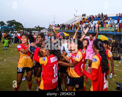 2 juin 2023, Tehatta, Bengale occidental, Inde : l'équipe féminine du club de football du Bengale oriental bat l'équipe féminine du club de football de Sreebhumi par 5-0 buts et remporte le premier bouclier IFA féminin inaugural au stade Harichand Guruchand à Betai, Tehatta. Le club de football du Bengale oriental est l'un des plus anciens clubs de l'Inde. À la fin du match, les joueurs de l'équipe et les supporters de l'équipe championne du Club Bengale oriental ont applaudi avec enthousiasme. L'IFA Shield est l'un des plus anciens tournois de football au monde qui a débuté en 1893. (Credit image: © Soumyabrata Roy/Pacific Press via ZUMA Press Wire) USAGE ÉDITORIAL SEULEMENT! N Banque D'Images