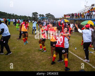 2 juin 2023, Tehatta, Bengale occidental, Inde : l'équipe féminine du club de football du Bengale oriental bat l'équipe féminine du club de football de Sreebhumi par 5-0 buts et remporte le premier bouclier IFA féminin inaugural au stade Harichand Guruchand à Betai, Tehatta. Le club de football du Bengale oriental est l'un des plus anciens clubs de l'Inde. À la fin du match, les joueurs de l'équipe et les supporters de l'équipe championne du Club Bengale oriental ont applaudi avec enthousiasme. L'IFA Shield est l'un des plus anciens tournois de football au monde qui a débuté en 1893. (Credit image: © Soumyabrata Roy/Pacific Press via ZUMA Press Wire) USAGE ÉDITORIAL SEULEMENT! N Banque D'Images