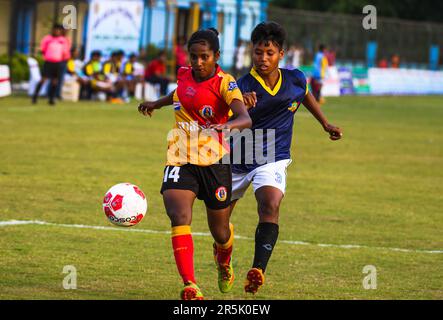 2 juin 2023, Tehatta, Bengale occidental, Inde : l'équipe féminine du club de football du Bengale oriental bat l'équipe féminine du club de football de Sreebhumi par 5-0 buts et remporte le premier bouclier IFA féminin inaugural au stade Harichand Guruchand à Betai, Tehatta. Le club de football du Bengale oriental est l'un des plus anciens clubs de l'Inde. À la fin du match, les joueurs de l'équipe et les supporters de l'équipe championne du Club Bengale oriental ont applaudi avec enthousiasme. L'IFA Shield est l'un des plus anciens tournois de football au monde qui a débuté en 1893. (Credit image: © Soumyabrata Roy/Pacific Press via ZUMA Press Wire) USAGE ÉDITORIAL SEULEMENT! N Banque D'Images