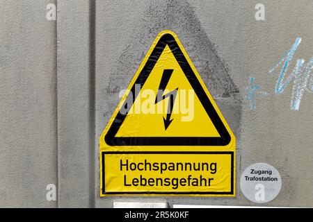 Signe d'avertissement de haute tension pouvant mettre la vie en danger Banque D'Images
