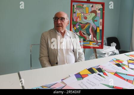 2 juin 2023, Fratamaggiore, Campanie/Napoli, Italie: L'artiste Orazio de Blasio, né à Arzano dans la province de Naples, inaugure et expose à Fratamaggiore dans la province de Naples l'exposition de peinture avec ses œuvres intitulées IPOTIPOSI CROMATICHE.in Picture Orazio de Blasio (Credit image: © Salvatore Esposito/Pacific Press via ZUMA Press Wire) USAGE ÉDITORIAL SEULEMENT! Non destiné À un usage commercial ! Banque D'Images