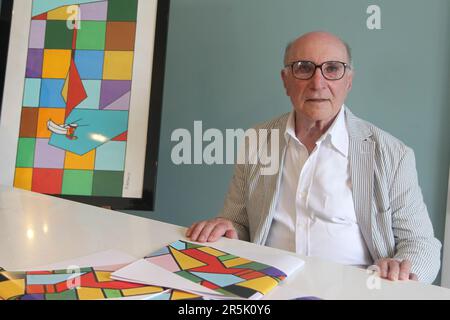 2 juin 2023, Fratamaggiore, Campanie/Napoli, Italie: L'artiste Orazio de Blasio, né à Arzano dans la province de Naples, inaugure et expose à Fratamaggiore dans la province de Naples l'exposition de peinture avec ses œuvres intitulées IPOTIPOSI CROMATICHE.in Picture Orazio de Blasio (Credit image: © Salvatore Esposito/Pacific Press via ZUMA Press Wire) USAGE ÉDITORIAL SEULEMENT! Non destiné À un usage commercial ! Banque D'Images