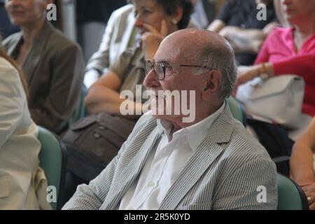 2 juin 2023, Fratamaggiore, Campanie/Napoli, Italie: L'artiste Orazio de Blasio, né à Arzano dans la province de Naples, inaugure et expose à Fratamaggiore dans la province de Naples l'exposition de peinture avec ses œuvres intitulées IPOTIPOSI CROMATICHE.in Picture Orazio de Blasio (Credit image: © Salvatore Esposito/Pacific Press via ZUMA Press Wire) USAGE ÉDITORIAL SEULEMENT! Non destiné À un usage commercial ! Banque D'Images