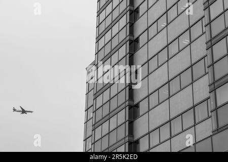 UN AVION COMMERCIAL AU-DESSUS DE TOKYO Banque D'Images