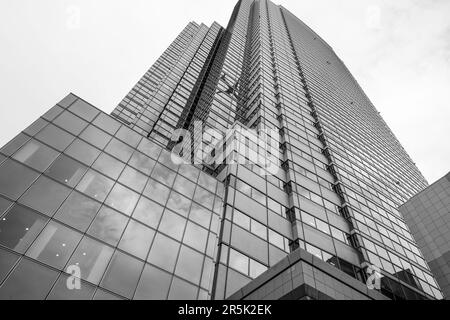 UN AVION COMMERCIAL AU-DESSUS DE TOKYO Banque D'Images