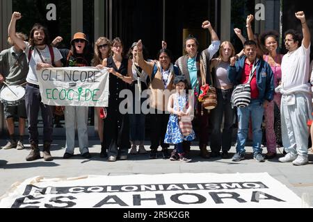 Londres, Royaume-Uni. 4 juin 2023. Des militants et des partisans colombiens protestent au siège de Glencore Energy UK, dont la filiale Prodeco exploite de vastes mines de charbon en fonte dans le pays. Les Yukpa luttent contre les impacts environnementaux et humains des opérations minières, notamment à la mine de charbon Cerrejón, la plus importante du continent sud-américain. Crédit : Ron Fassbender/Alamy Live News Banque D'Images