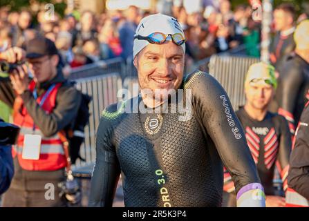 Hambourg, Allemagne. 04th juin 2023. Triathlon : Championnat d'Europe, Ironman, hommes, professionnels. Jan Frodeno (Allemagne) avant le début. Dimanche dernier, dimanche, dimanche, le troisième champion du monde âgé de 41 ans a terminé quatrième de sa dernière course professionnelle en Allemagne. Le natif de Cologne mettra fin à sa carrière sportive à la fin de l'année. Credit: Georg Wendt/dpa/Alay Live News Banque D'Images