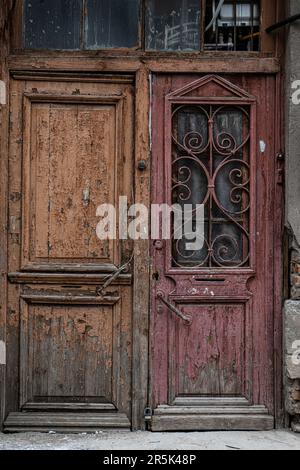 Sculpter et décorer la porte dans les rues étroites de la vieille Tbilissi, Géorgie Banque D'Images