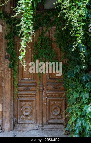 Sculpter et décorer la porte dans les rues étroites de la vieille Tbilissi, Géorgie Banque D'Images
