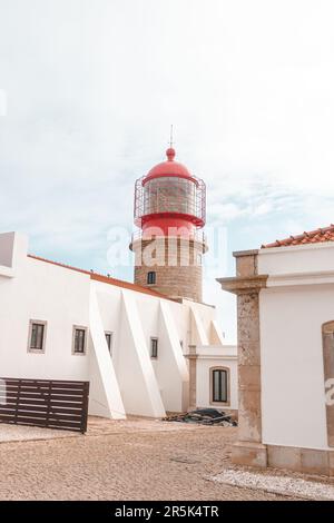 Le célèbre phare de Cabo de Sao Vicente se trouve à l'extrémité du pays portugais de la région de l'Algarve. Le long de la péninsule côtière de Sagres. Discove Banque D'Images