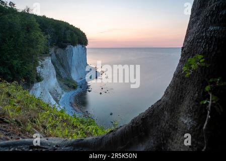 Sassnitz, Allemagne. 04th juin 2023. Les falaises de craie Wissower Klinken dans le parc national de Jasmund peu avant le lever du soleil. Credit: Stephan Schulz/dpa-Zentralbild/dpa/Alay Live News Banque D'Images