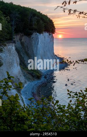 Sassnitz, Allemagne. 04th juin 2023. Les falaises de craie Wissower Klinken dans le parc national de Jasmund peu avant le lever du soleil. Credit: Stephan Schulz/dpa-Zentralbild/dpa/Alay Live News Banque D'Images