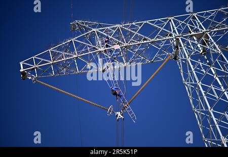 (230604) -- GOLMUD, 4 juin 2023 (Xinhua) -- les travailleurs effectuent des travaux d'entretien du réseau électrique dans le canton de Tanggulashan de la ville de Golmud, dans la préfecture autonome mongole-Tibétain de Haixi, dans la province de Qinghai, au nord-ouest de la Chine, à 3 juin 2023. Depuis 2012, la compagnie d'électricité Qinghai de la grille d'État réaliserait son entretien centralisé annuel du projet d'interconnexion de réseau Qinghai-Tibet, dont les lignes de réseau sont posées sur le plateau avec une altitude moyenne de 4 500 mètres. Les basses températures, le manque d'oxygène et les vents forts sur le plateau remettent en question le fonctionnement et l'entretien du réseau. Banque D'Images