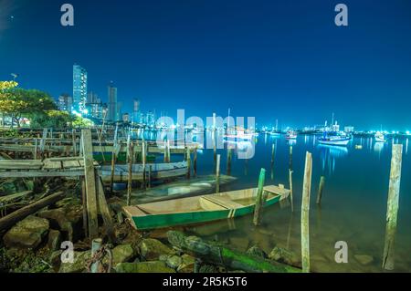 Beira rio dans itajai sc, lieu où les habitants pratiquent le sport et apprécient la vie dans la ville, vue sur les bateaux et les bâtiments. Banque D'Images