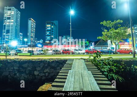 Itajaí-sc,Brésil-02 juillet 2023 beira rio in itajai sc, lieu où les habitants pratiquent le sport et apprécient la vie dans la ville, vue sur les bateaux et les bâtiments. Banque D'Images