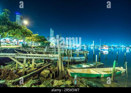 Itajaí-sc,Brésil-02 juillet 2023 beira rio in itajai sc, lieu où les habitants pratiquent le sport et apprécient la vie dans la ville, vue sur les bateaux et les bâtiments. Banque D'Images