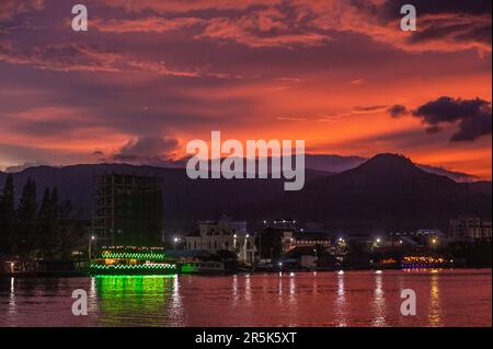 Un dîner-croisière sur la rivière Praek Tuek Chhu au crépuscule pendant la saison de la mousson. Bokor Mountain en arrière-plan. Kampot, Cambodge. © Kraig Lieb Banque D'Images