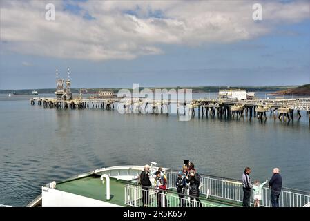 Les photos montrent l'approche de la voie navigable de Milford Haven et du parc d'énergie en direction de Pembroke Dock. Photo de la poupe du super ferry OSCAR WILDE Banque D'Images