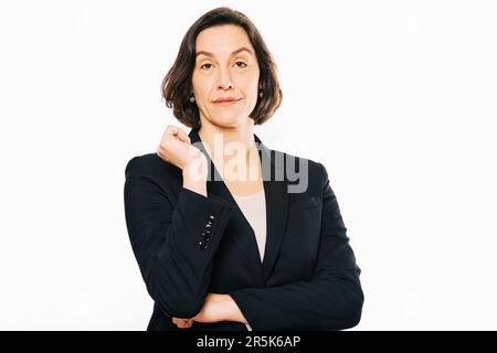 Studio portrait de femme de 45 - 50 ans posant sur fond blanc, portant une veste noire Banque D'Images